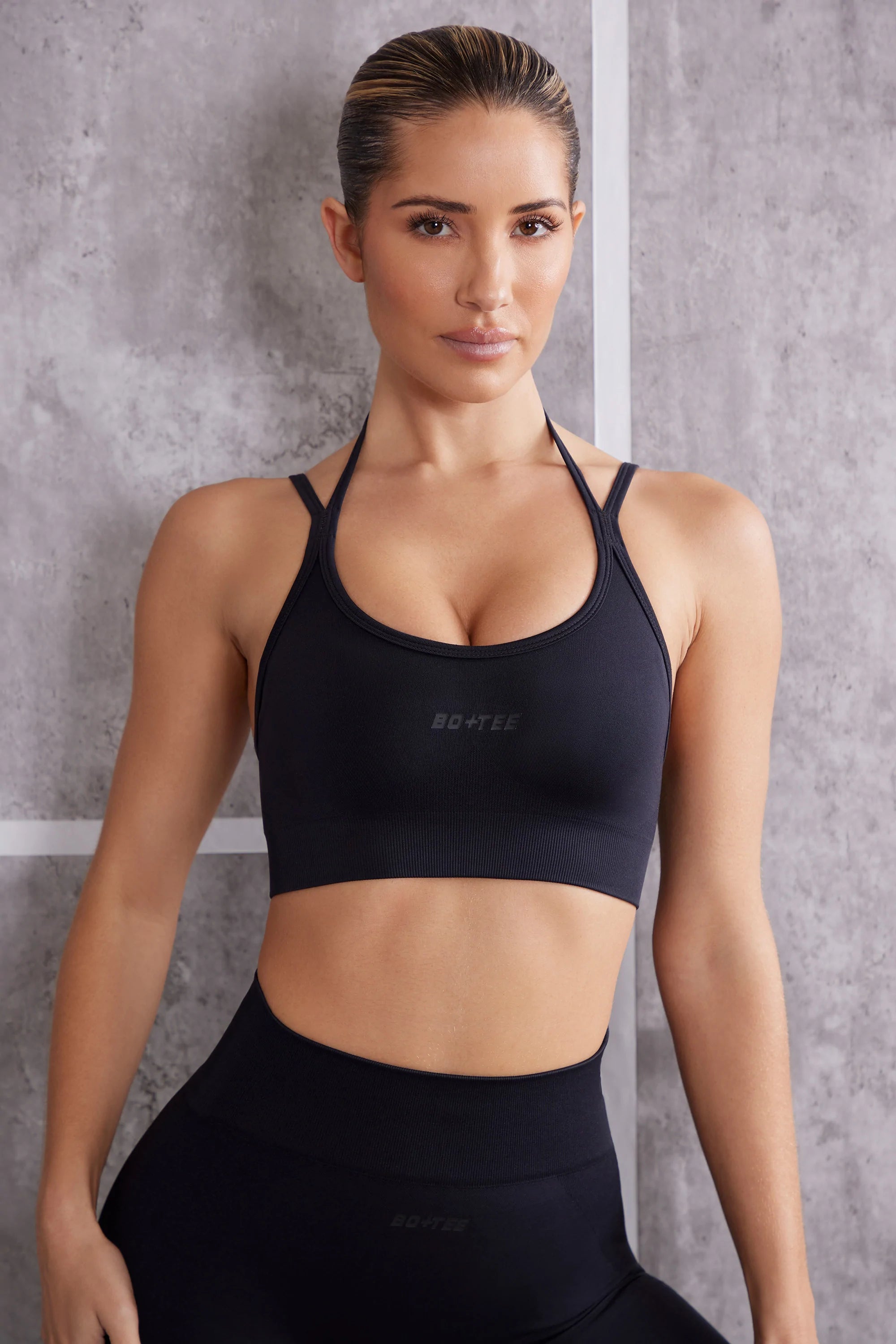 Scoop Neck Sports Bra in Jet Black Seamless Wireless Bra